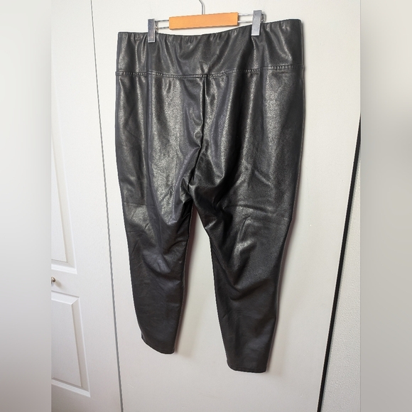 Women's Black faux leather Leggings - Picture 5 of 10